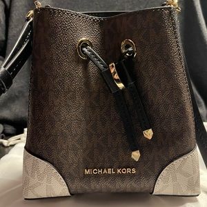 MICHAEL KORS
Suri Small Logo Crossbody Bag